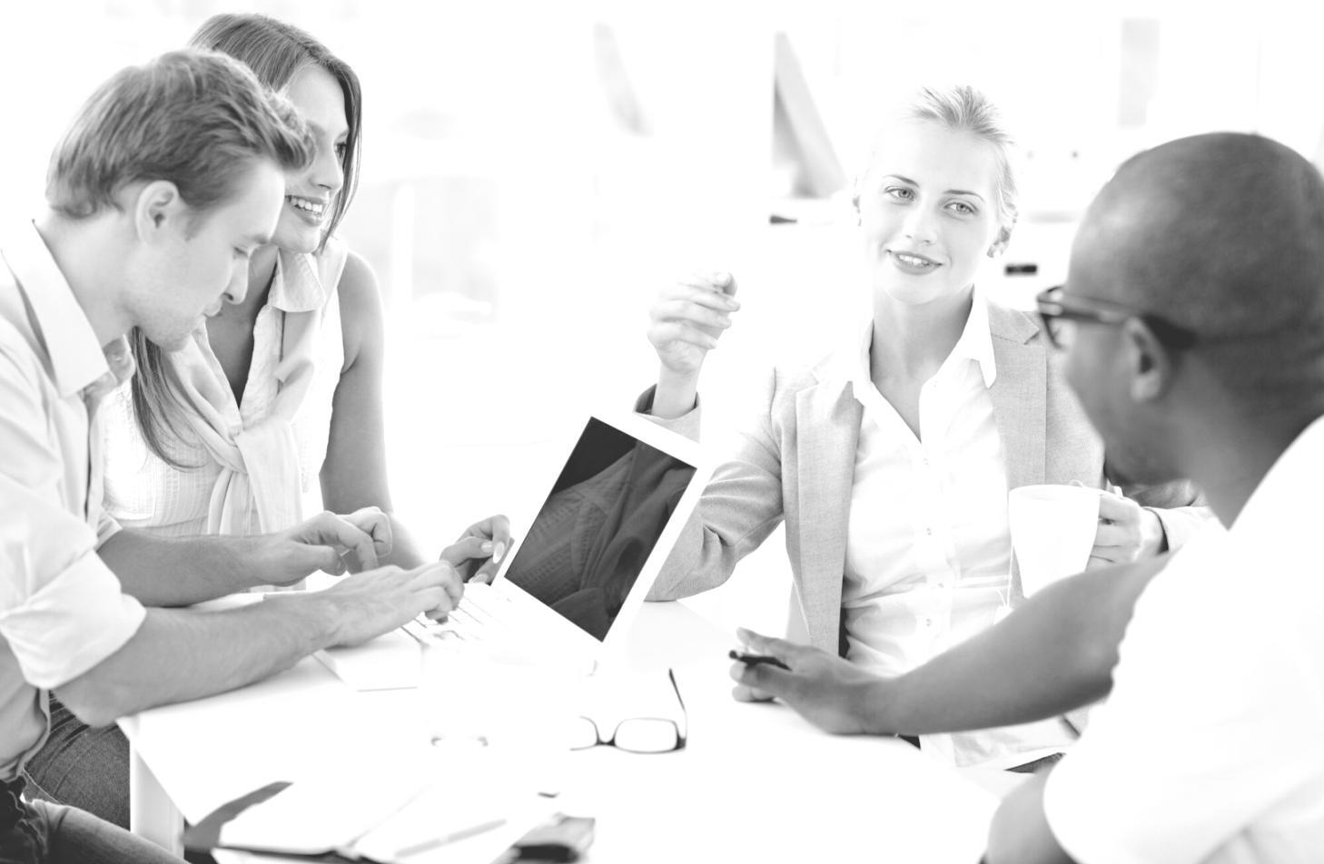 Kreatives Schreiben Arbeitsplatz mit Notizen und Inspirationsmaterialien